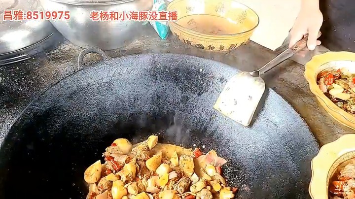 浩哥在做菜，来了一个绍兴大哥，娘家人啊，还送超火