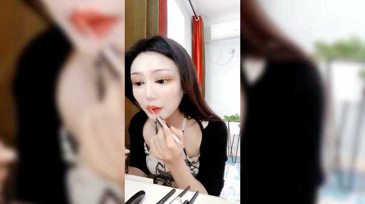小姐姐化妆真认真，专业细致，被直播耽误的化妆师啊