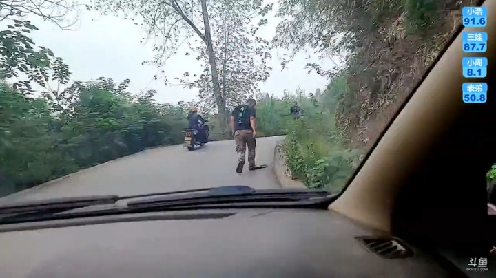 浩哥跑起来了，后面的三娃表弟周公子都追不上