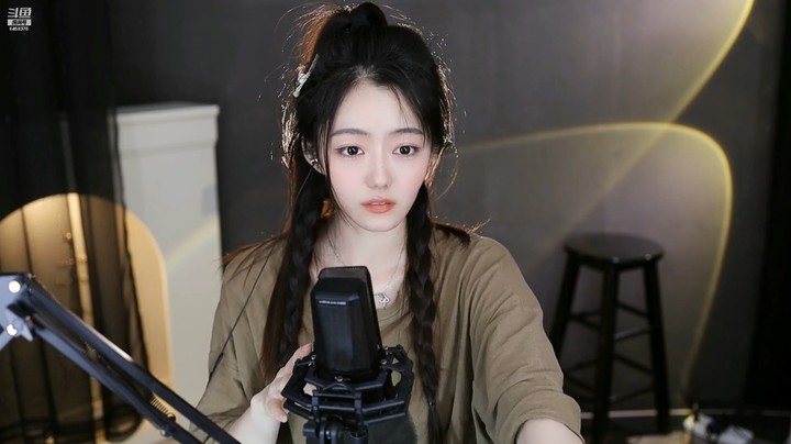 玩蛇姐姐唱歌很好听啊