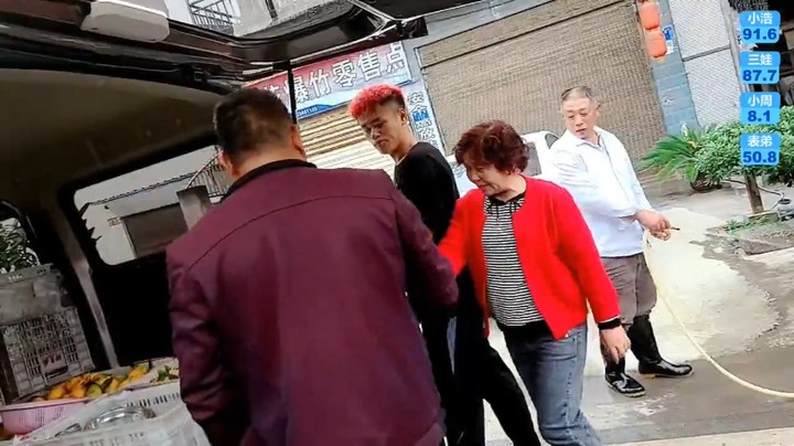 浩哥一马当先领先了一公里，还在路上免费吃东西