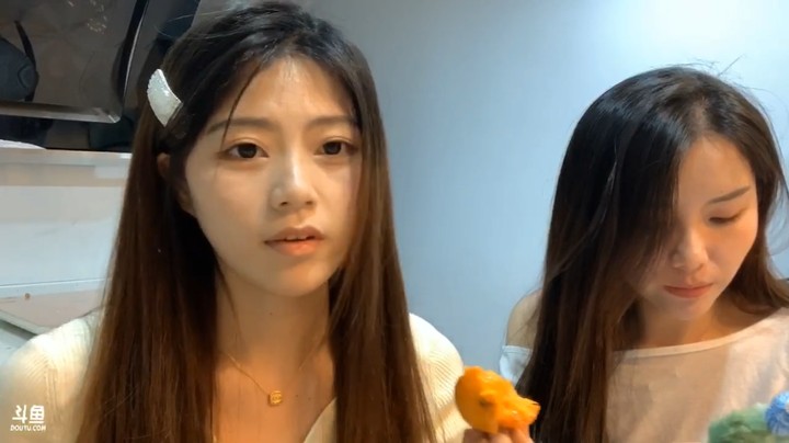 煊宝在同事家直播吃东西，素颜不错啊