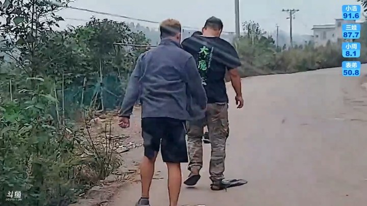 竞走行为艺术开始，浩哥走的很快，周公子真是搞笑