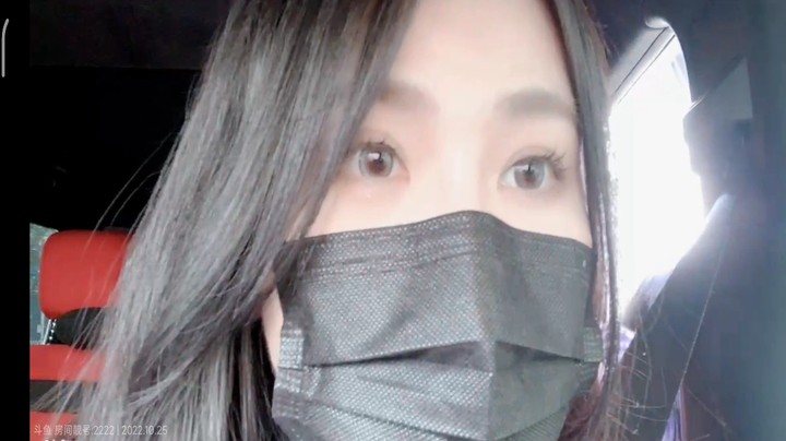 美女小团团坐车出去，准备过生日了，她说我脸本来大