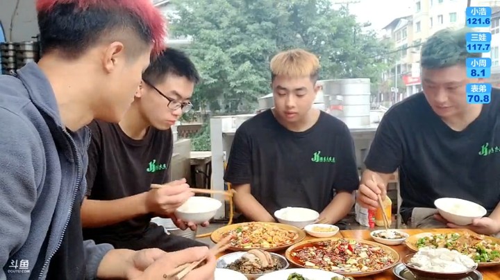 浩哥吃三个菜，周公子只能吃一点泡菜了