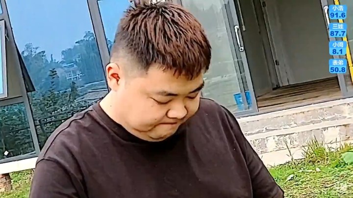 三娃和思域哥比赛拔河，大家说太假了，三哥人情世故，很不错的