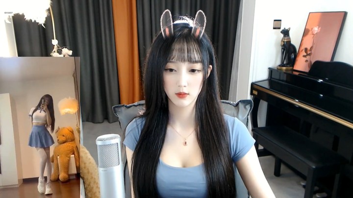 美女兔兔真可爱，拍照动作还是可以的