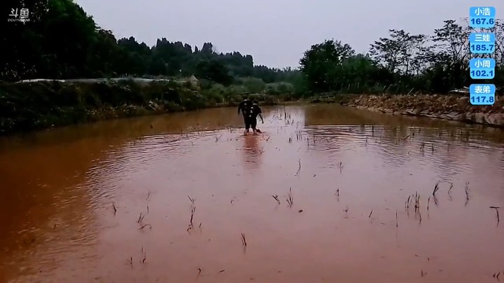 泥潭走路比赛，浩哥速度很快啊