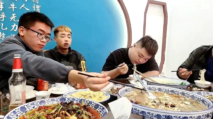 猴哥三娃思域周公子表弟一起吃饭，美滋滋啊