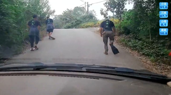 情故哥纠结了，他不想让浩哥以为他在安排他，日搞说我误会了