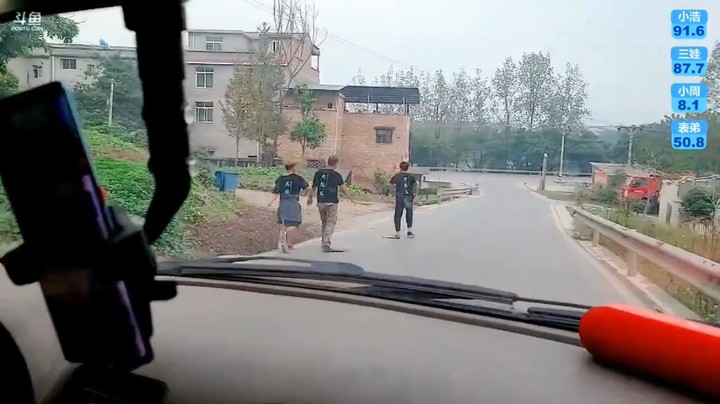 三娃周公子表弟在后面开始争第二