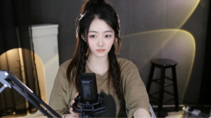 玩蛇姐姐说冷笑话为了逗大家开心的