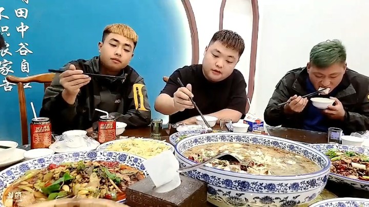 今天运动会，周公子生日，晚上大家去饭店吃大餐，美滋滋