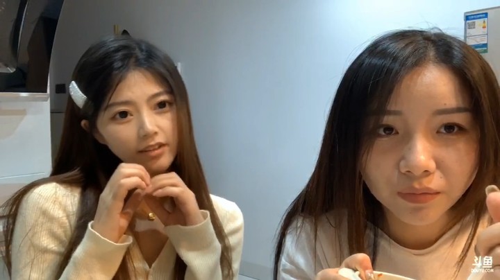 煊宝美女花式比心真可爱啊