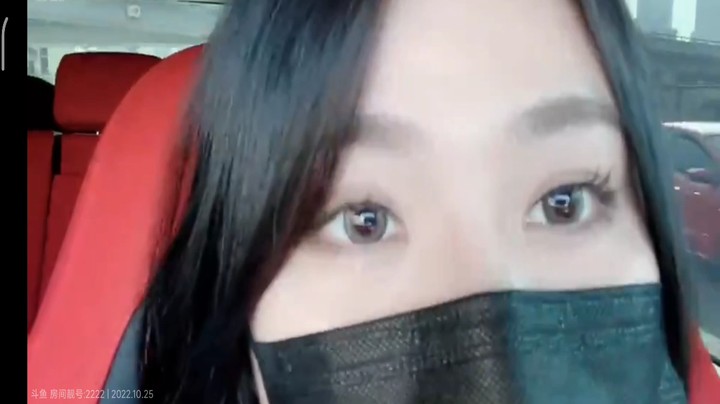 美女小团团坐车上想休息，拿手机好累啊