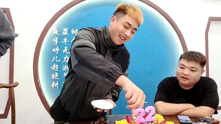 周公子22岁生日切蛋糕，快乐啊