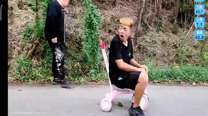 周公子坐玩具车摔跤了，搞笑还得是周公子，节目效果爆炸