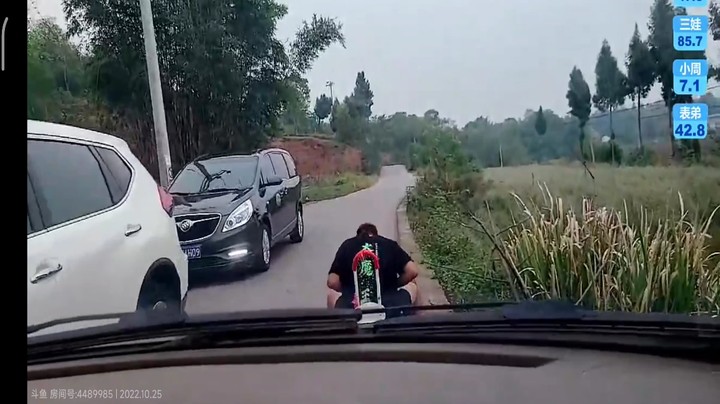 坐玩具车比赛，周公子短腿还是优势，速度很快啊