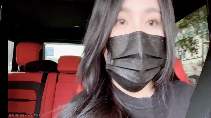 美女小团团坐车直播还是很可爱的，手机显脸大啊