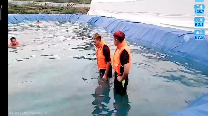 游泳比赛，浩哥拿第一，周公子还是慢了半圈多啊