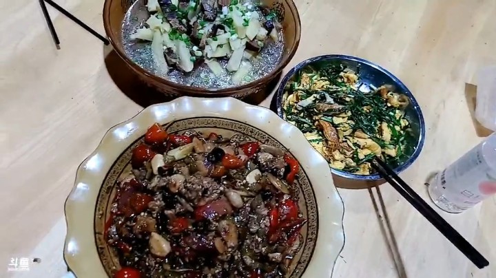 浩哥今天吃三个菜，美滋滋，有蛋有兔子肉