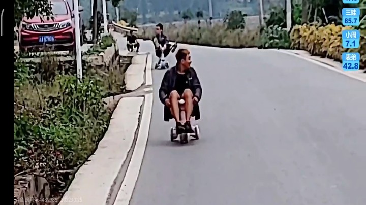 坐玩具车比赛，浩哥腿长还是没优势，小周有优势