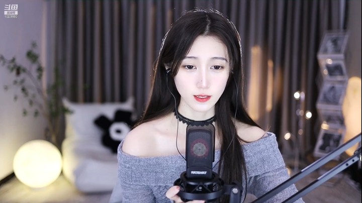 没想到小姐姐唱歌还挺好听的，很柔美啊