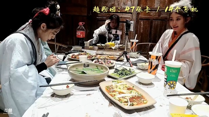 大家吃完了还有很多菜，接下来该是肖哥清盘了