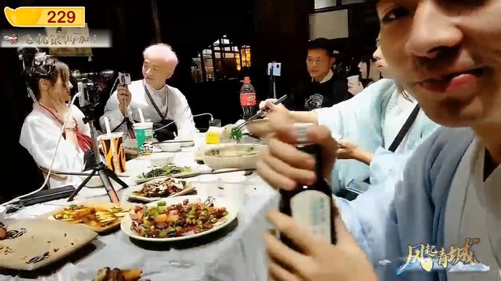 牙牙吃饭吃到了最后，筷子用瓶子装可乐，美滋滋啊