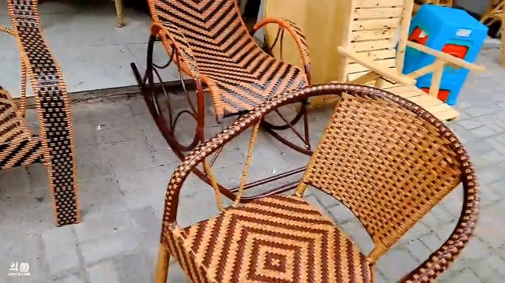 浩哥去买椅子，一百多块，看起来还是有点小贵，不过也不是很贵