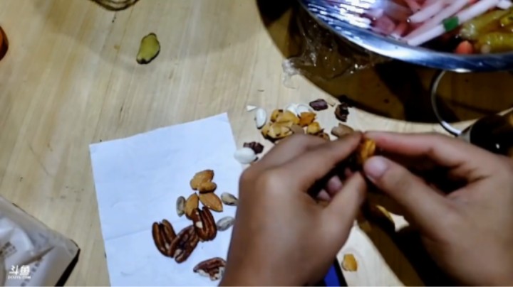 大家说周公子很用心还剥坚果给牙疼的浩哥吃，结果他自己吃