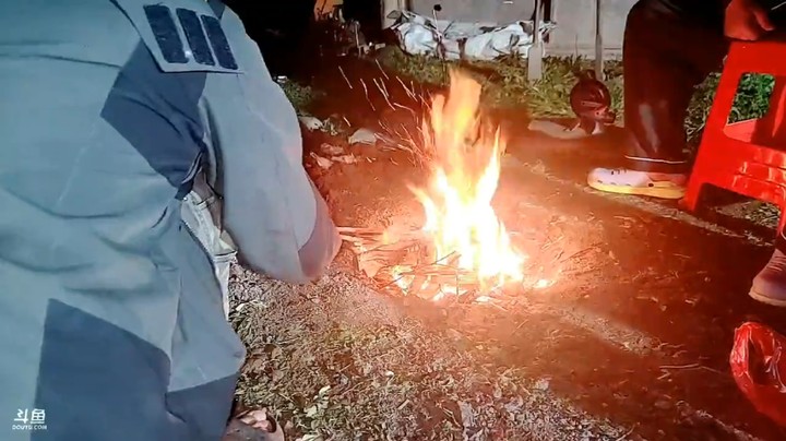 三娃和周公子表弟做叫花鸡，广哥在烤火