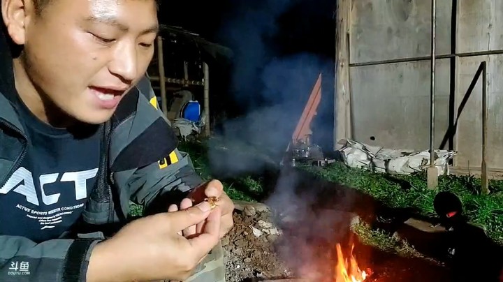 三娃和广哥烤火等叫花鸡好，变吃坚果美滋滋