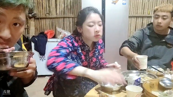 撸妈不能吃辣，吃一口就受不了，太搞笑了