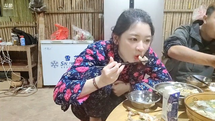 撸妈吃猪脚真是大口吃，很自然，大家说真实啊