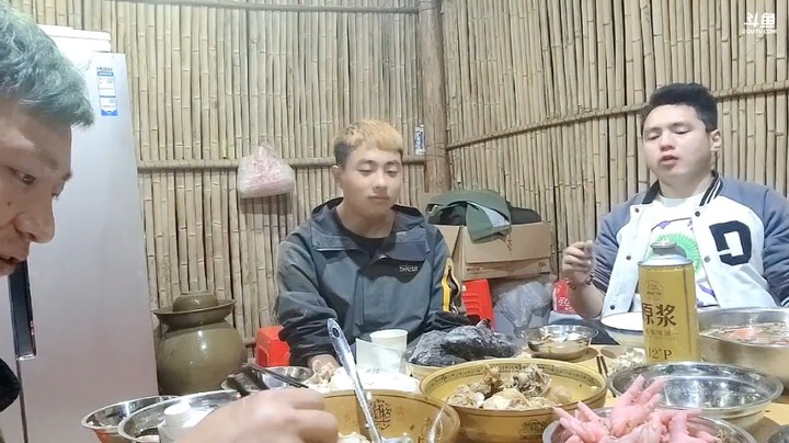 日搞和周公子吃饱了，浩哥还躺着呢，不能来吃大餐