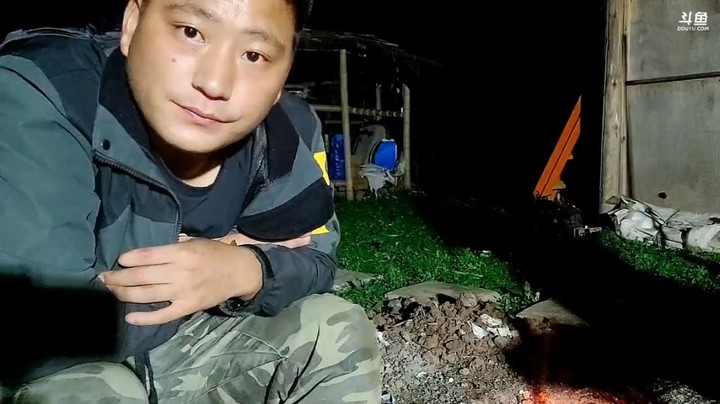 9点多了还没吃晚饭，幸好有零食吃，不然饿啊