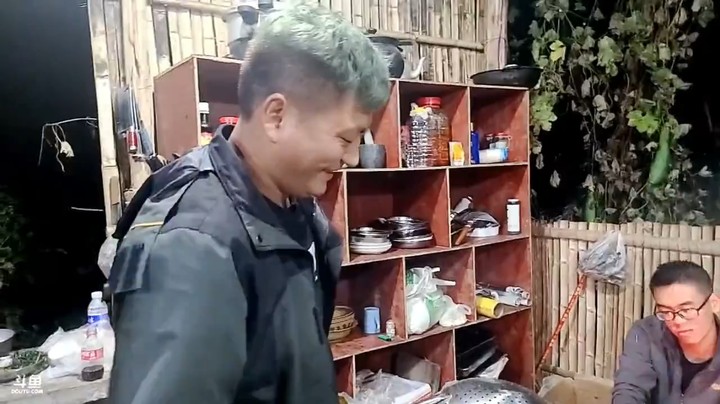 棒酱和慌慌哥来基地吃饭，王木木问浩哥怎么样了