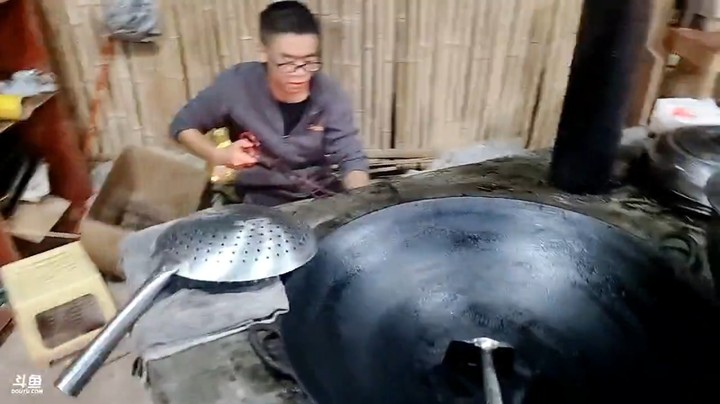 有人说去三娃浩哥基地要被饿瘦，吃那么晚