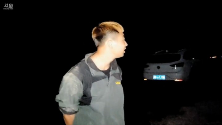 周公子拿一只鸡把撸妈吓一跳啊