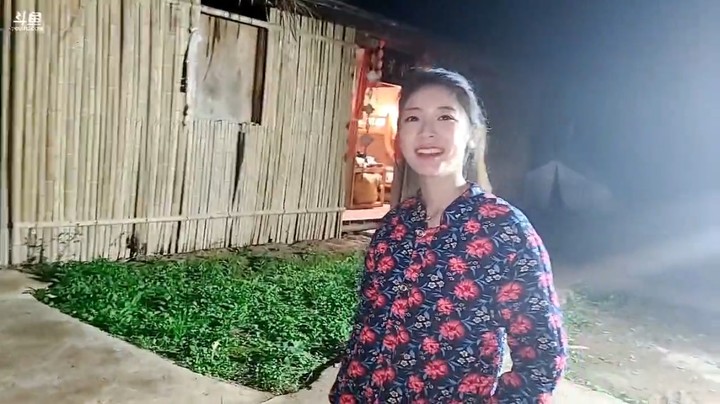 撸妈和广哥看三娃等人做叫花鸡