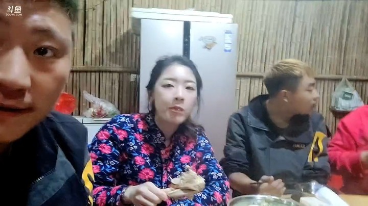 9点半终于开饭了，撸妈吃鸡腿好香啊，这叫花鸡可以啊