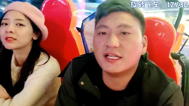 三娃和撸妈坐摇摇椅都打瞌睡了