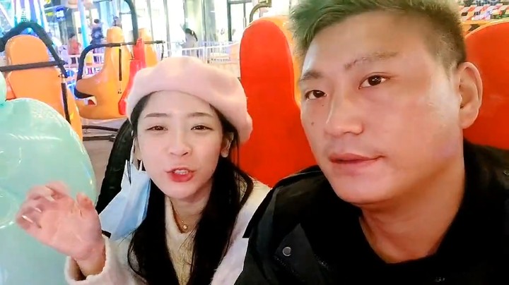 三娃和撸妈坐转椅，梦想哥刷礼物让他接单，美滋滋