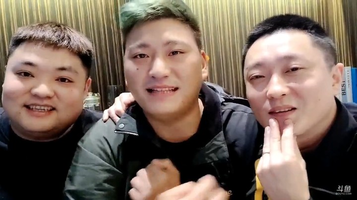 粗暴哥和思域哥互相比较自己在985和502直播间的粉丝牌等级，互相差不多