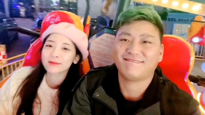 三娃和撸妈坐摇摇椅很快乐 啊，浩哥在家躺着赚钱