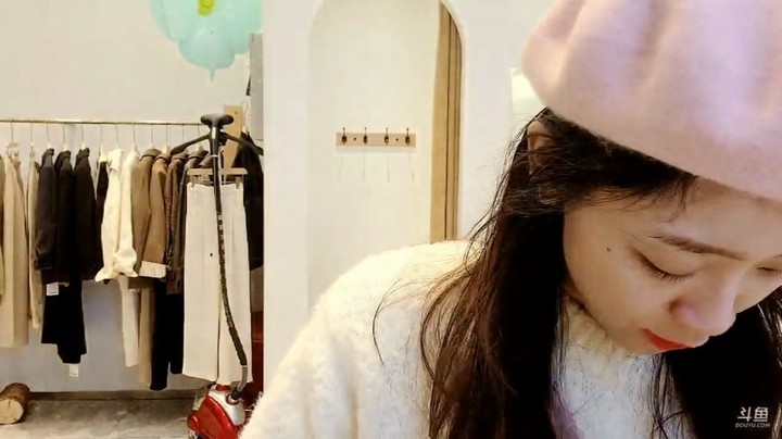 撸妈坐玩具车去买衣服，真不错