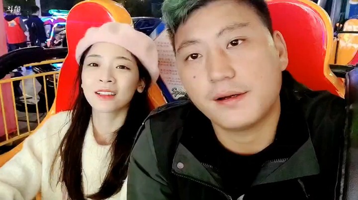 梦想哥又送礼物，三娃和撸妈坐摇摇椅要坐30次，厉害啊