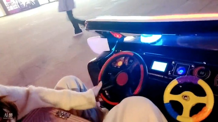 撸妈下来坐玩具车，三娃在坐摇摇椅太难了啊