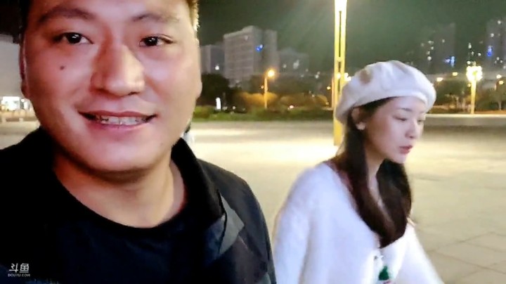 撸妈买衣服，三娃说我买单，撸妈说不用